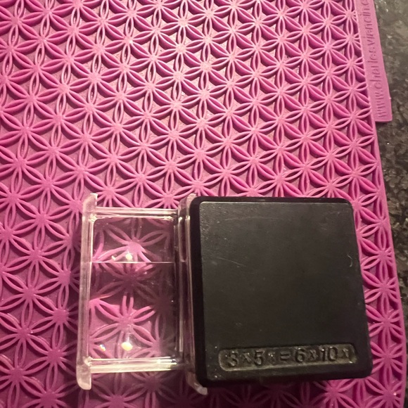 Easy to carry magnifying glass in your pocket or purse. 2 different strengths - Picture 1 of 8